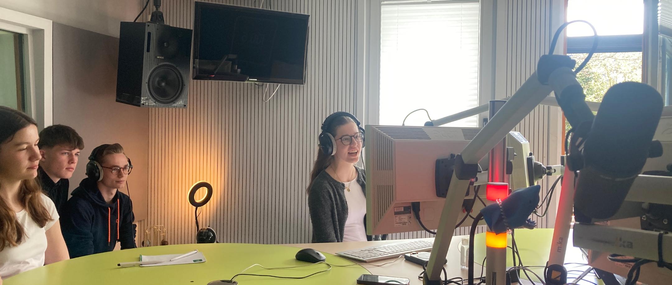Radio-AG im Studio von 100,5 DASHITRADIO.