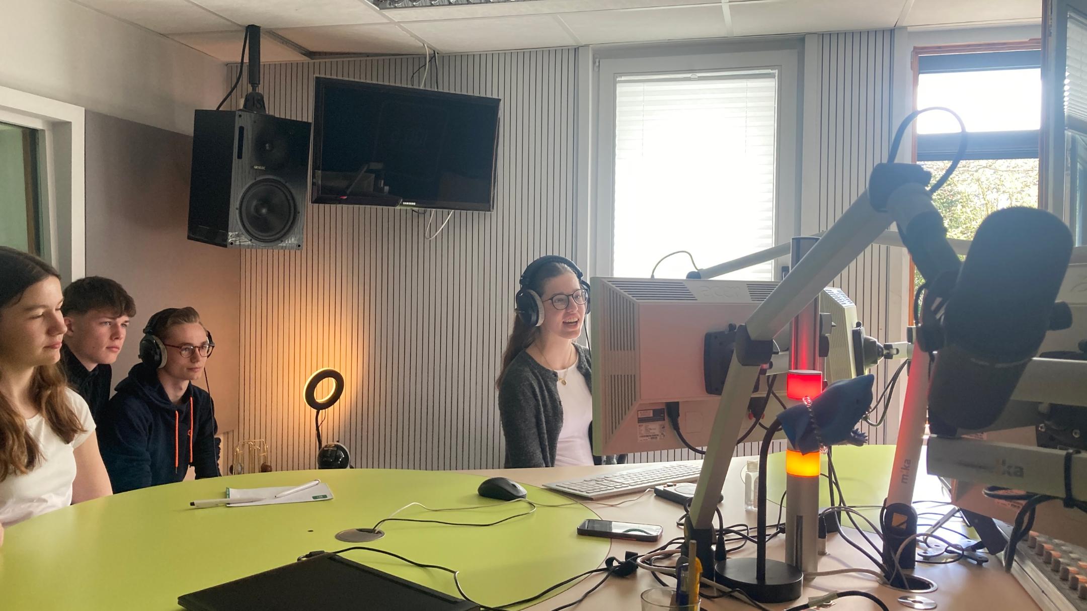 Radio-AG im Studio von 100,5 DASHITRADIO.
