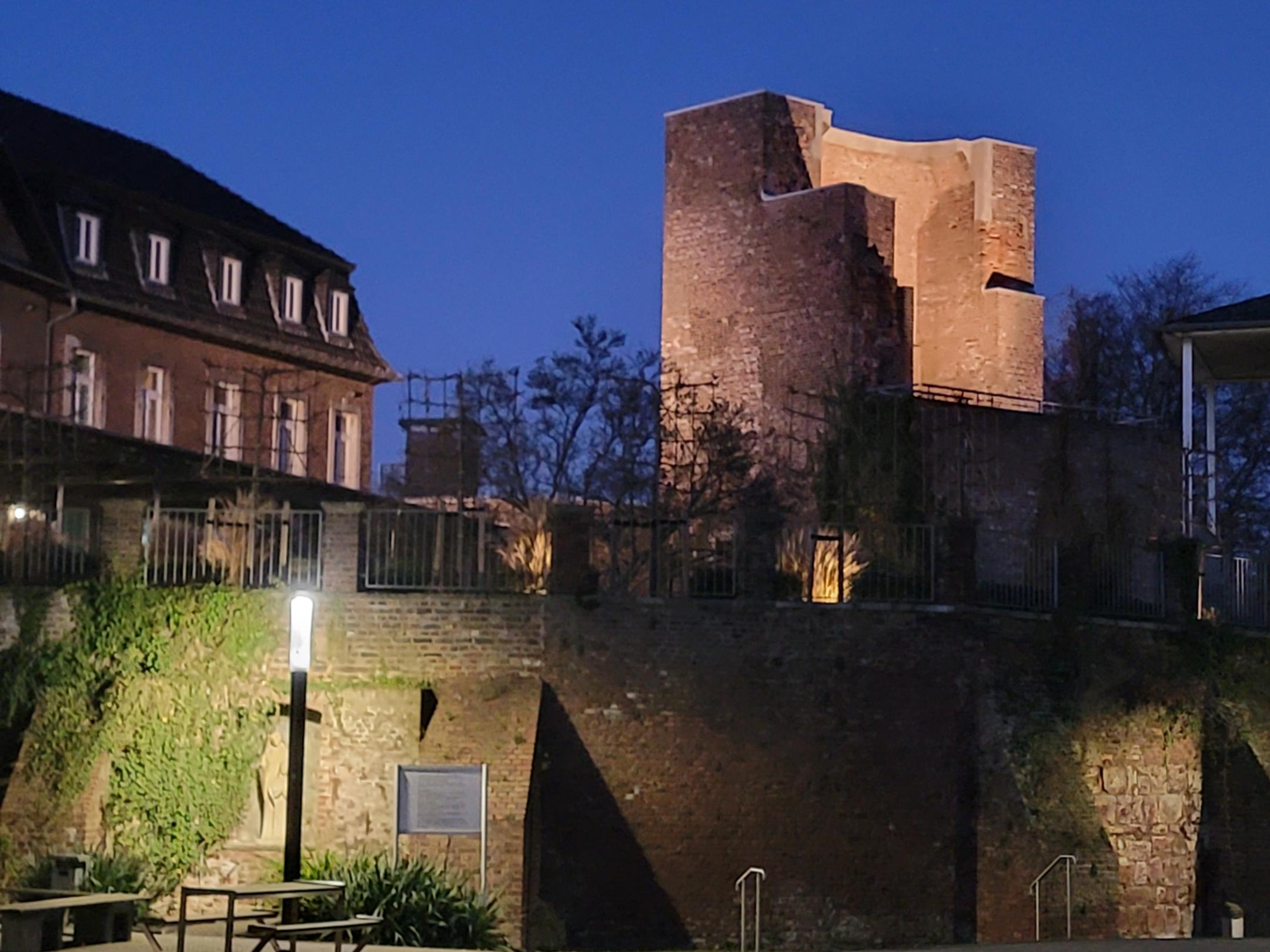 St. Ursula_Blick auf die Burg
