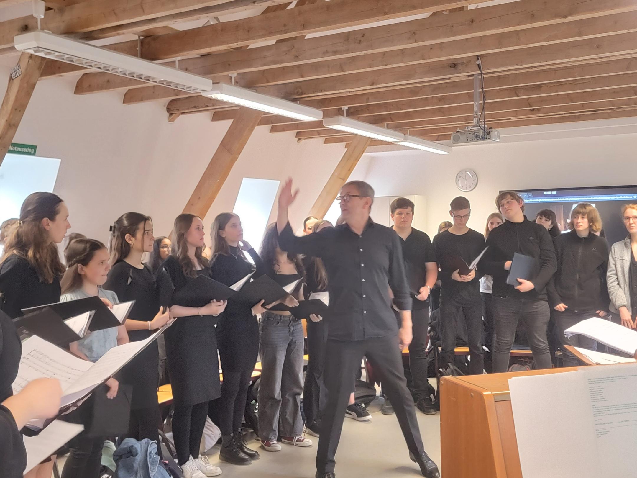 Simon Halsey arbeitet mit dem Chor
