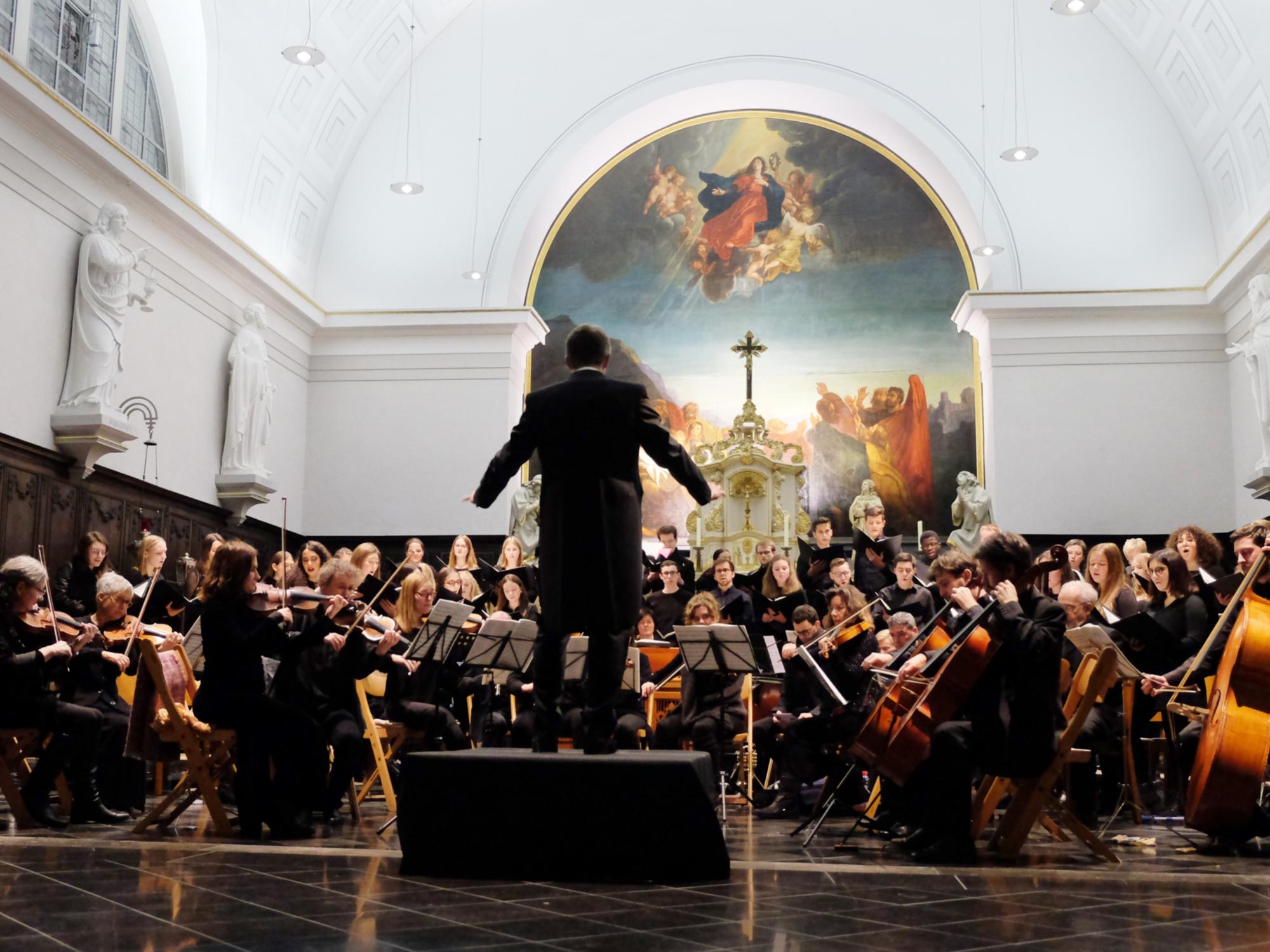 Bildergalerie zum 100'5 Charity-Konzert sowie zur fulminanten Aufführung des Oratoriums „Messias von G. F. Händel: Sankt Ursulas Chöre präsentieren sich wieder einmal in Bestform