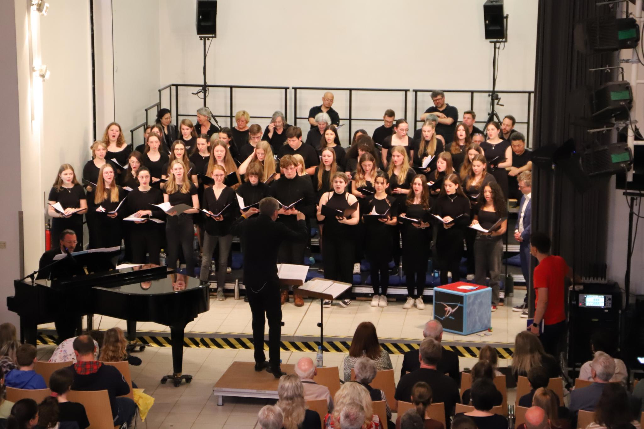 Rundfunkchor und Kammerchor unter der Leitung von Simon Halsey