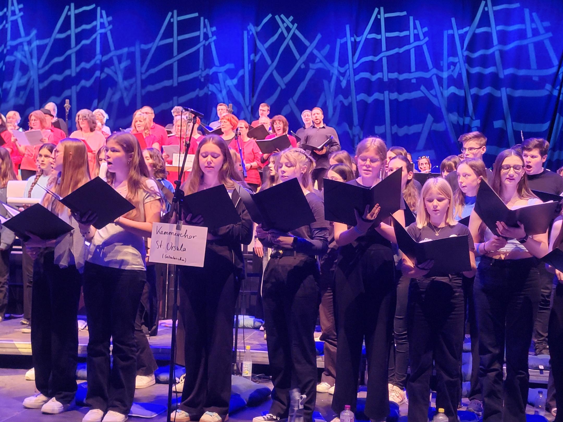 Schülerinnen und Schüler mit André Gatzke bei KulturPur