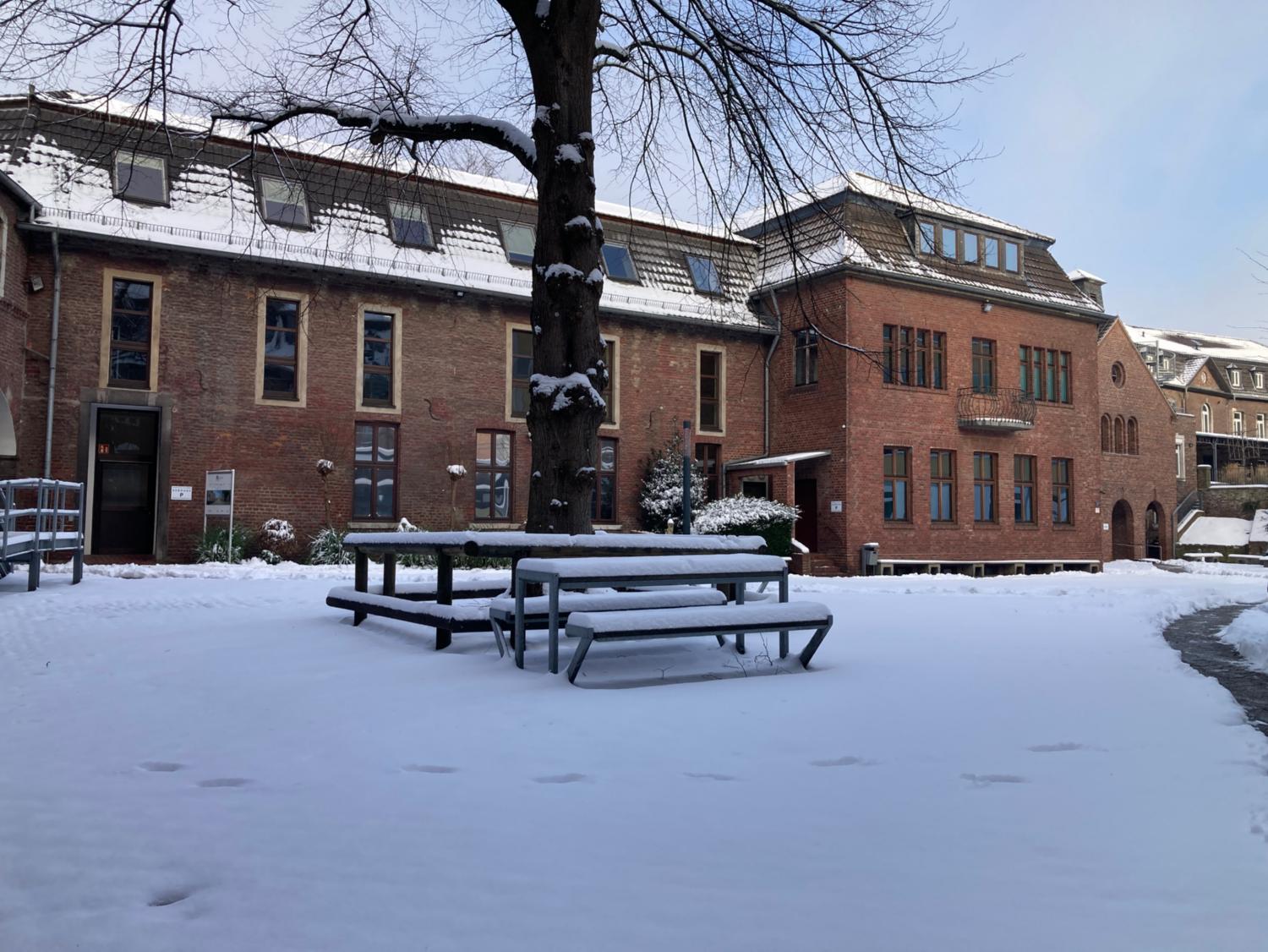 St. Ursula Schulhof im Winter (c) D. Esser