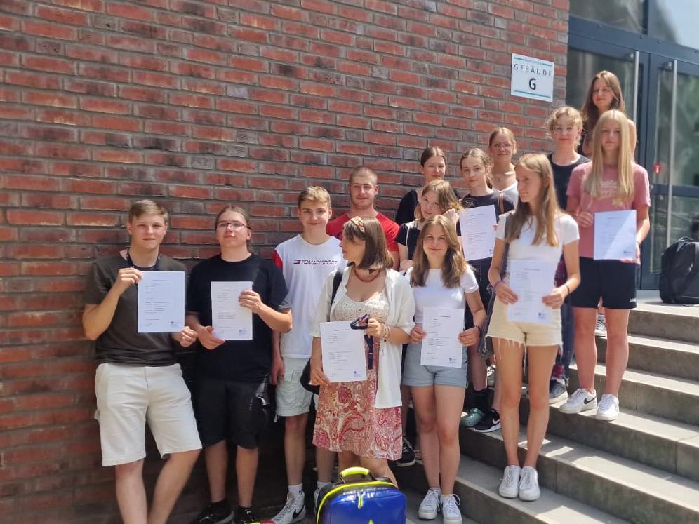 Herzlichen Glückwunsch! Wir gratulieren unseren neuen Schulsanitätern zur bestandenen Prüfung! (c) Bischöfliches Gymnasium St. Ursula Geilenkirchen (Kathrin Schmale)
